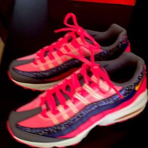 Nike Air Max. 6 youth women’s 7.5